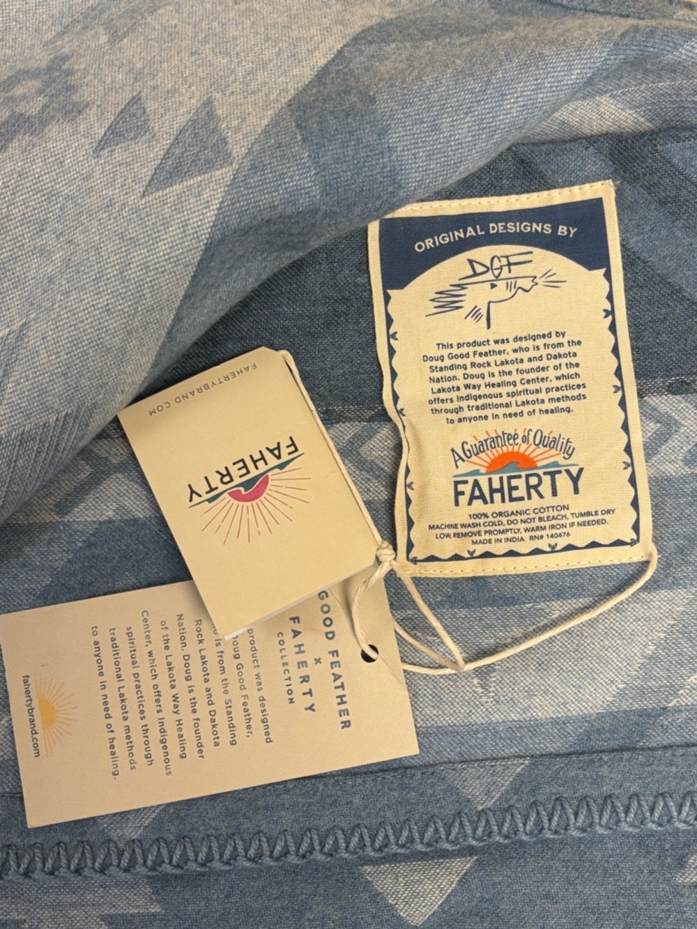 Faherty Adirondack Blanket, Chambray North Star - 52”x72” - Picture 5 of 6